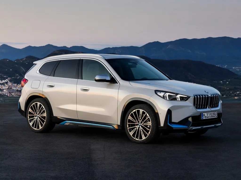 BMW iX1 YMX-381 carousel image