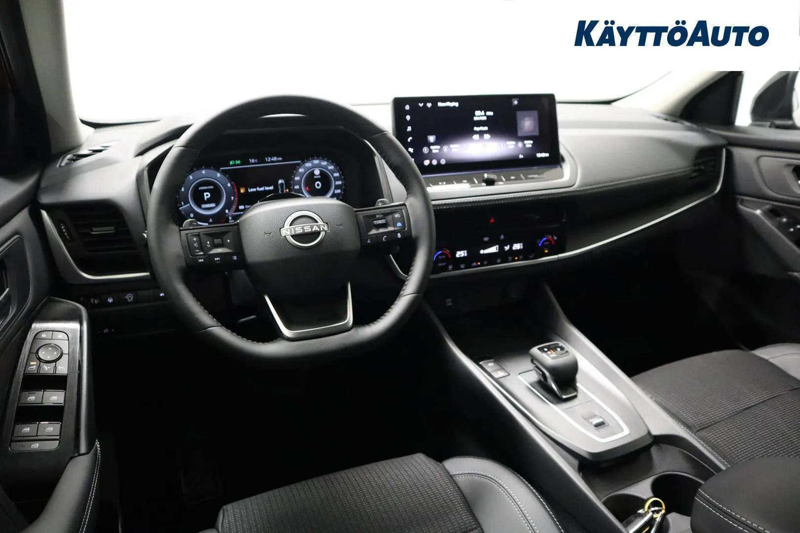 Nissan Qashqai SZP-650 carousel image