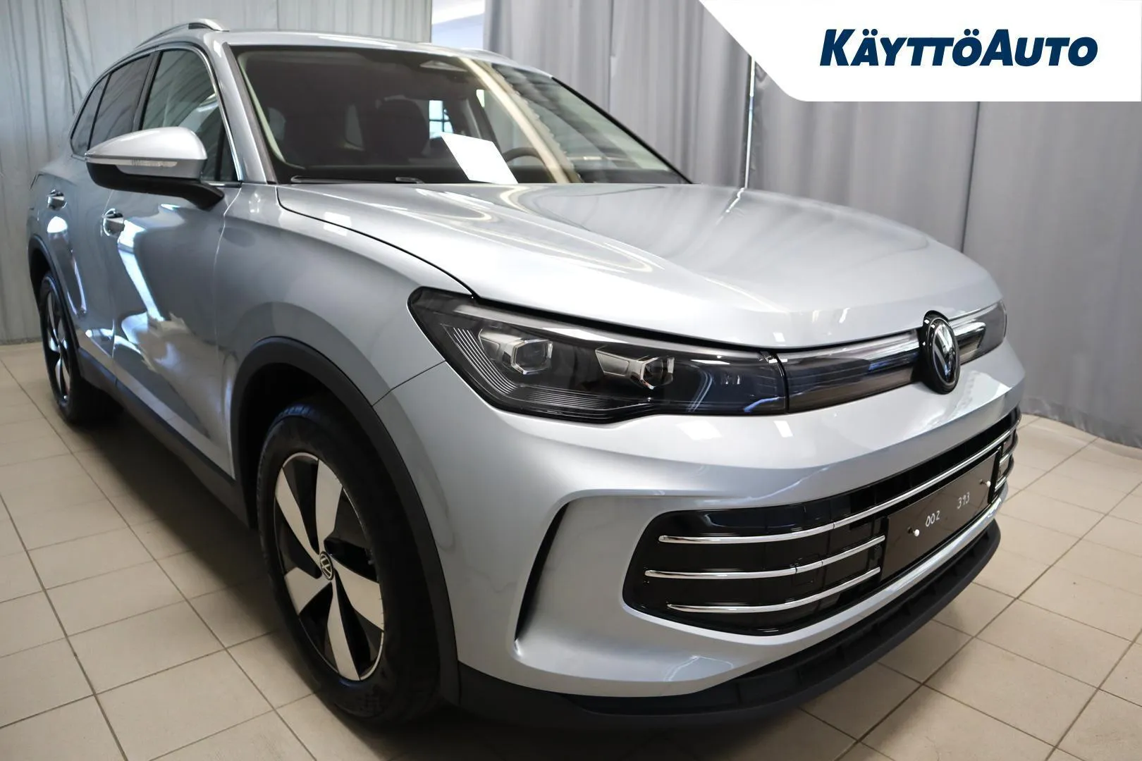 Volkswagen Tiguan SZR-833 carousel image