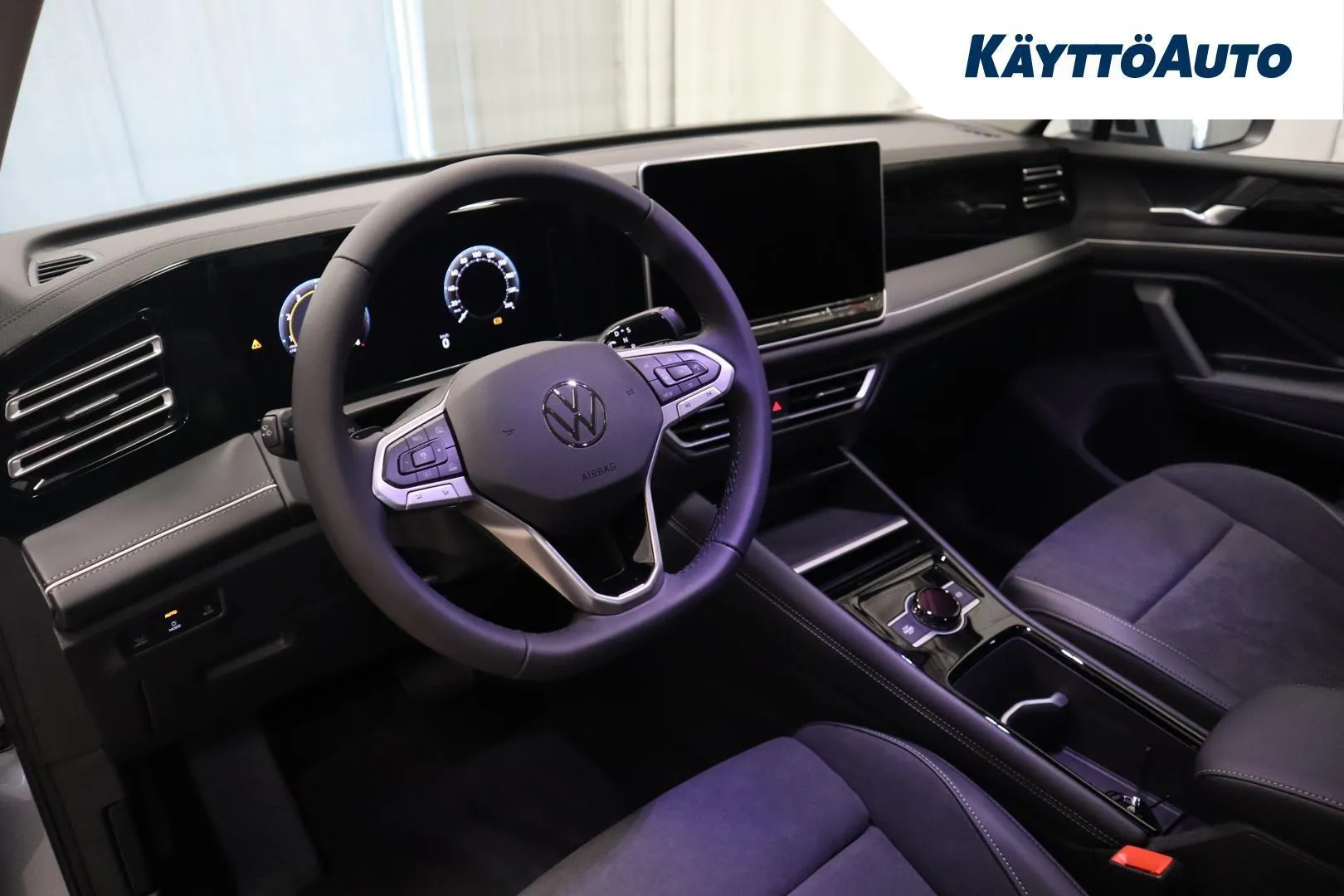 Volkswagen Tiguan SZR-833 carousel image