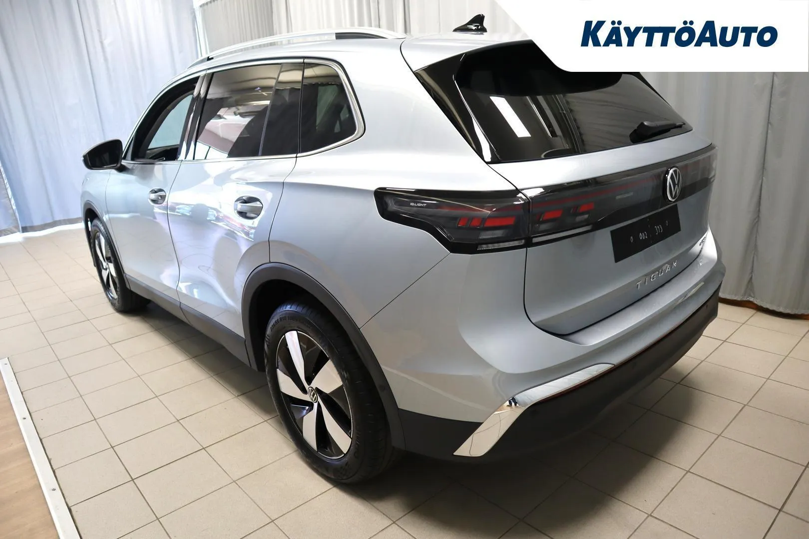 Volkswagen Tiguan SZR-833 carousel image