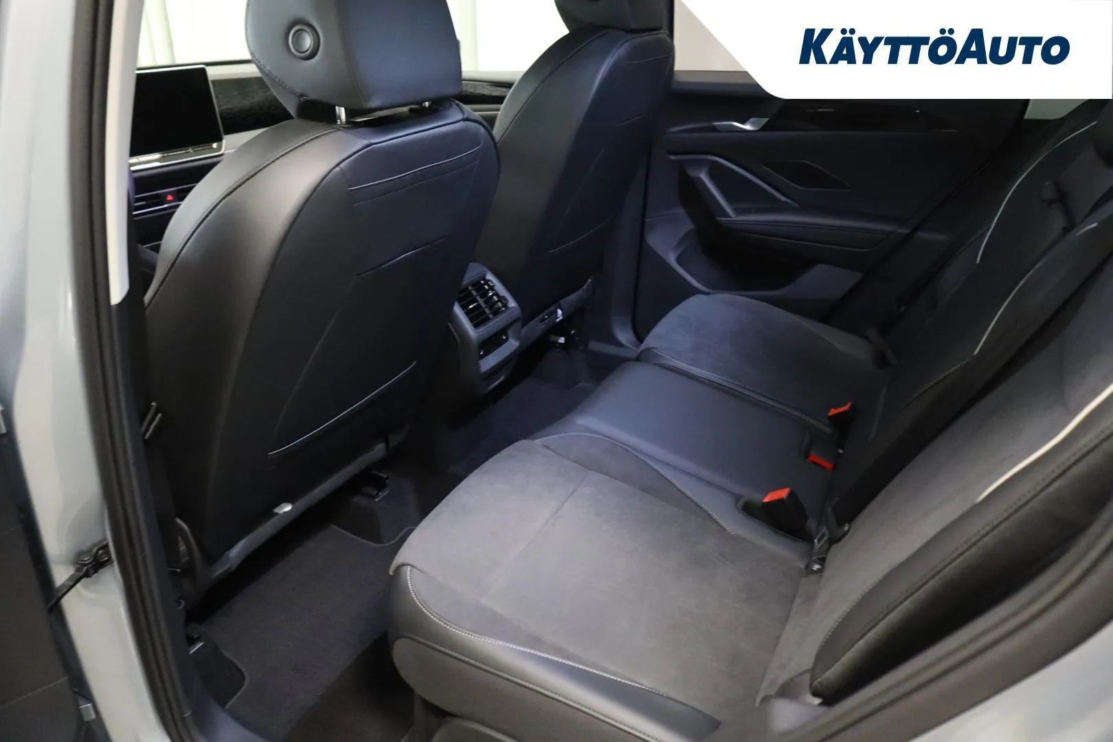 Volkswagen Tiguan SZR-833 carousel image