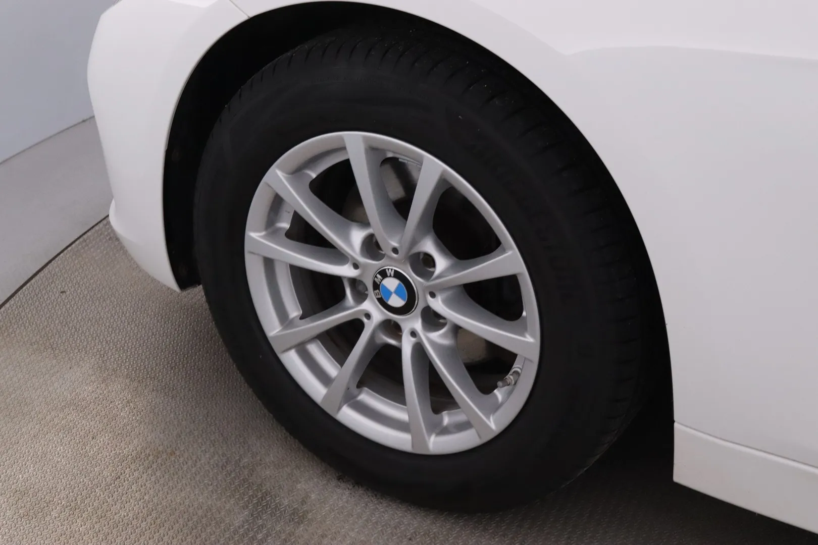 BMW 318 JJV-958 carousel image