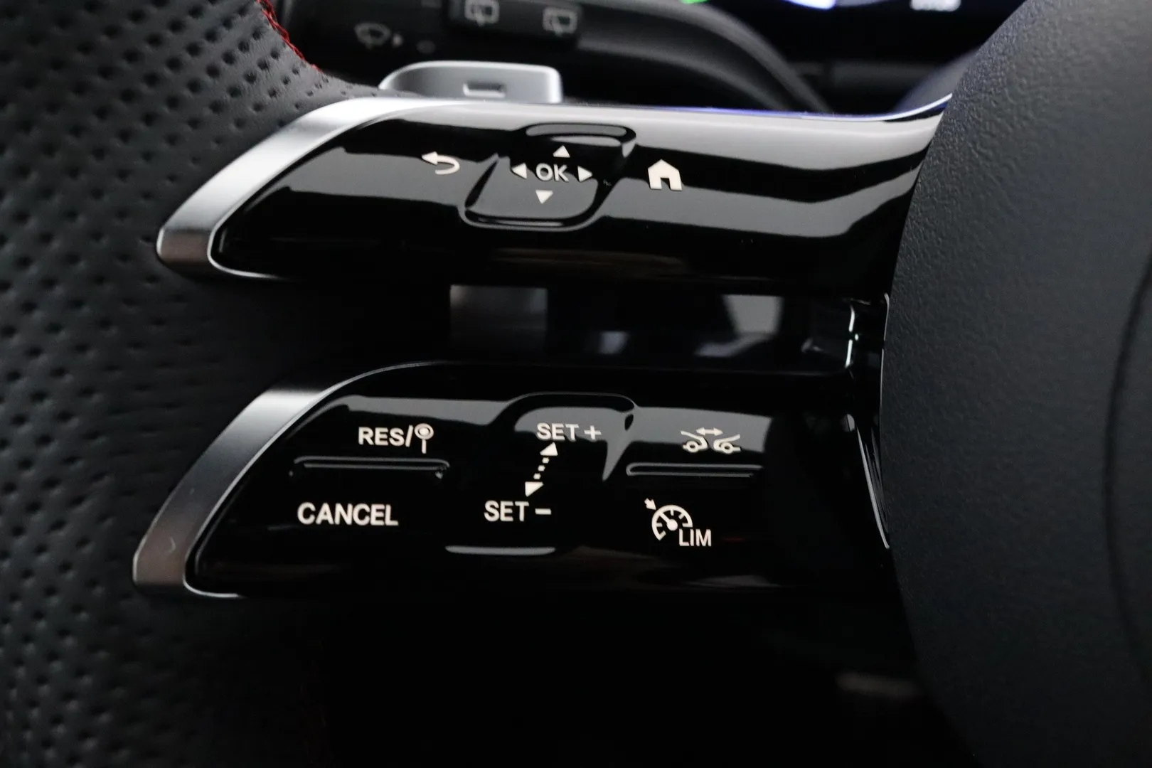 MERCEDES-BENZ EQA SSL-106 carousel image