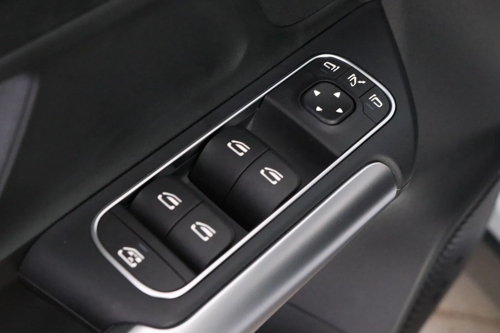 MERCEDES-BENZ EQA SSL-106 carousel image