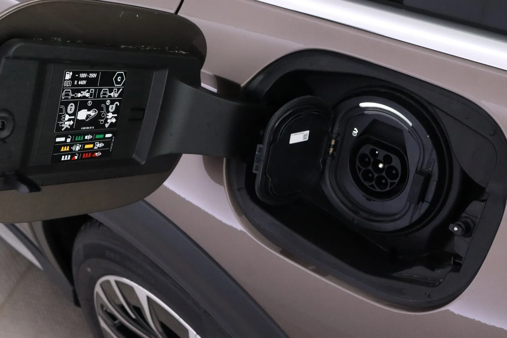Mercedes-Benz E LTP-664 carousel image