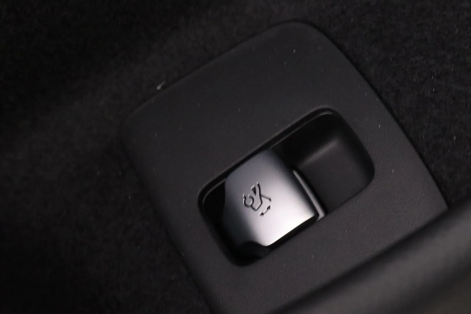 Mercedes-Benz E LTP-664 carousel image
