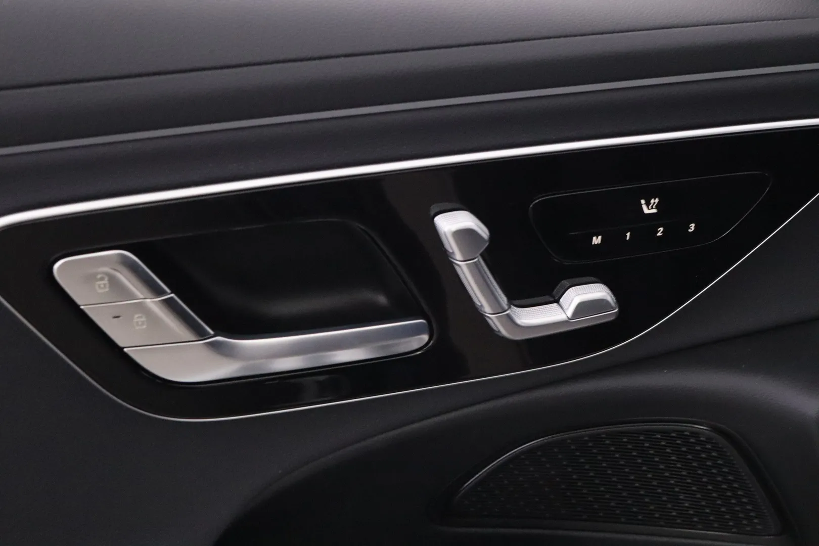 Mercedes-Benz E LTP-664 carousel image