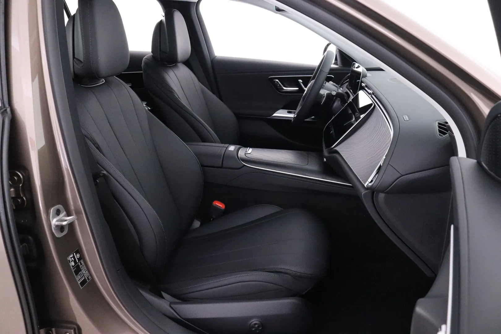 Mercedes-Benz E LTP-664 carousel image