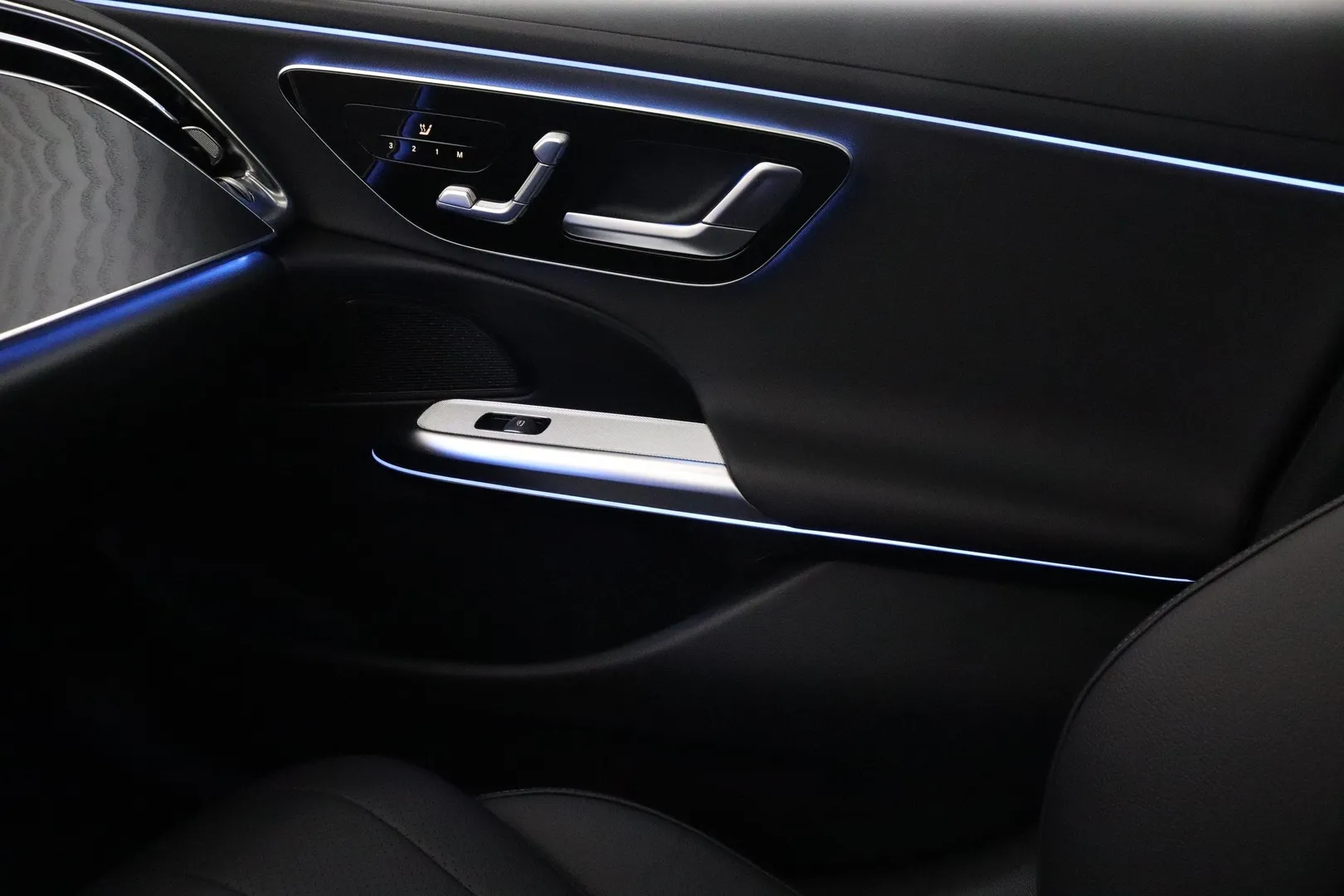 Mercedes-Benz E LTP-664 carousel image