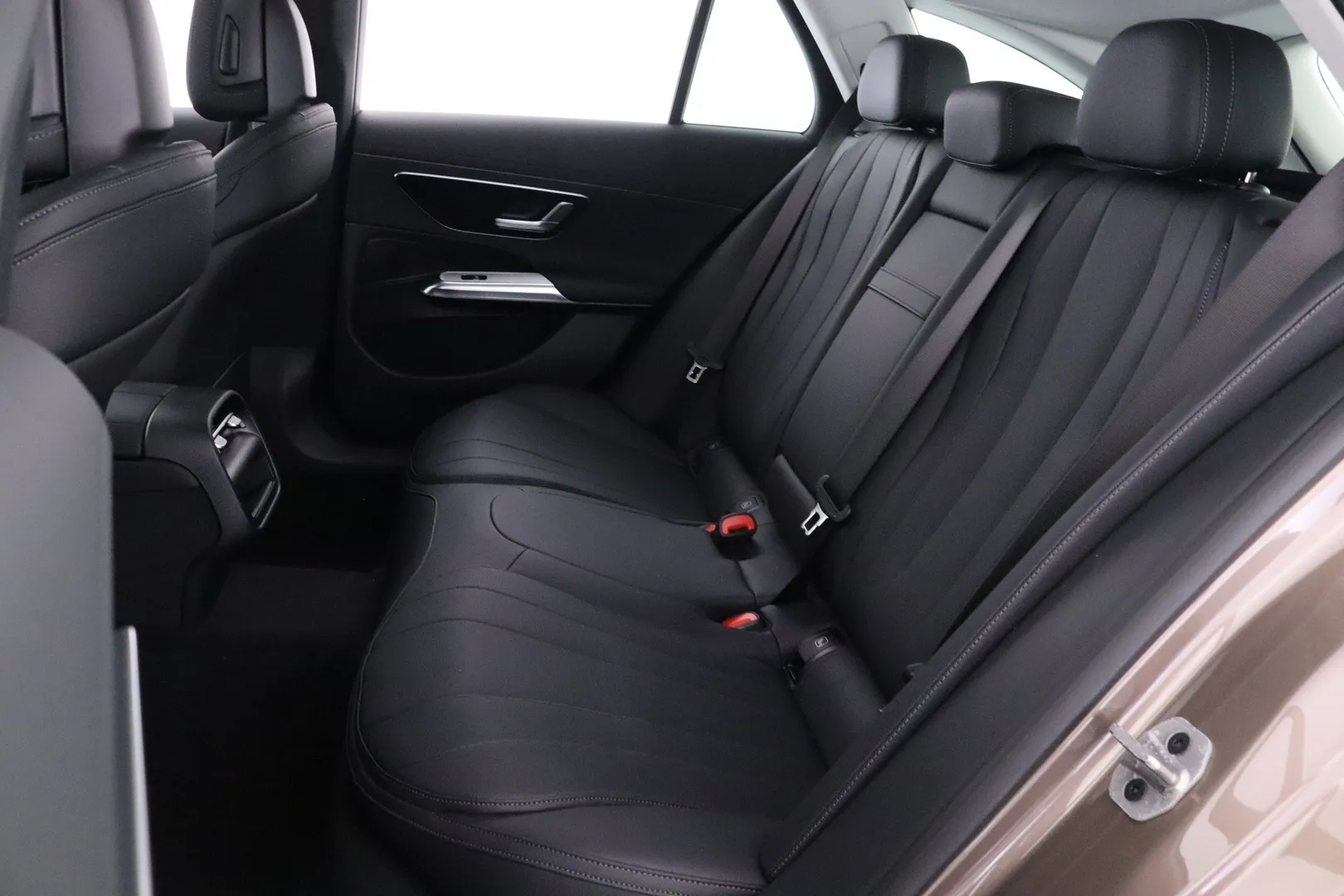 Mercedes-Benz E LTP-664 carousel image