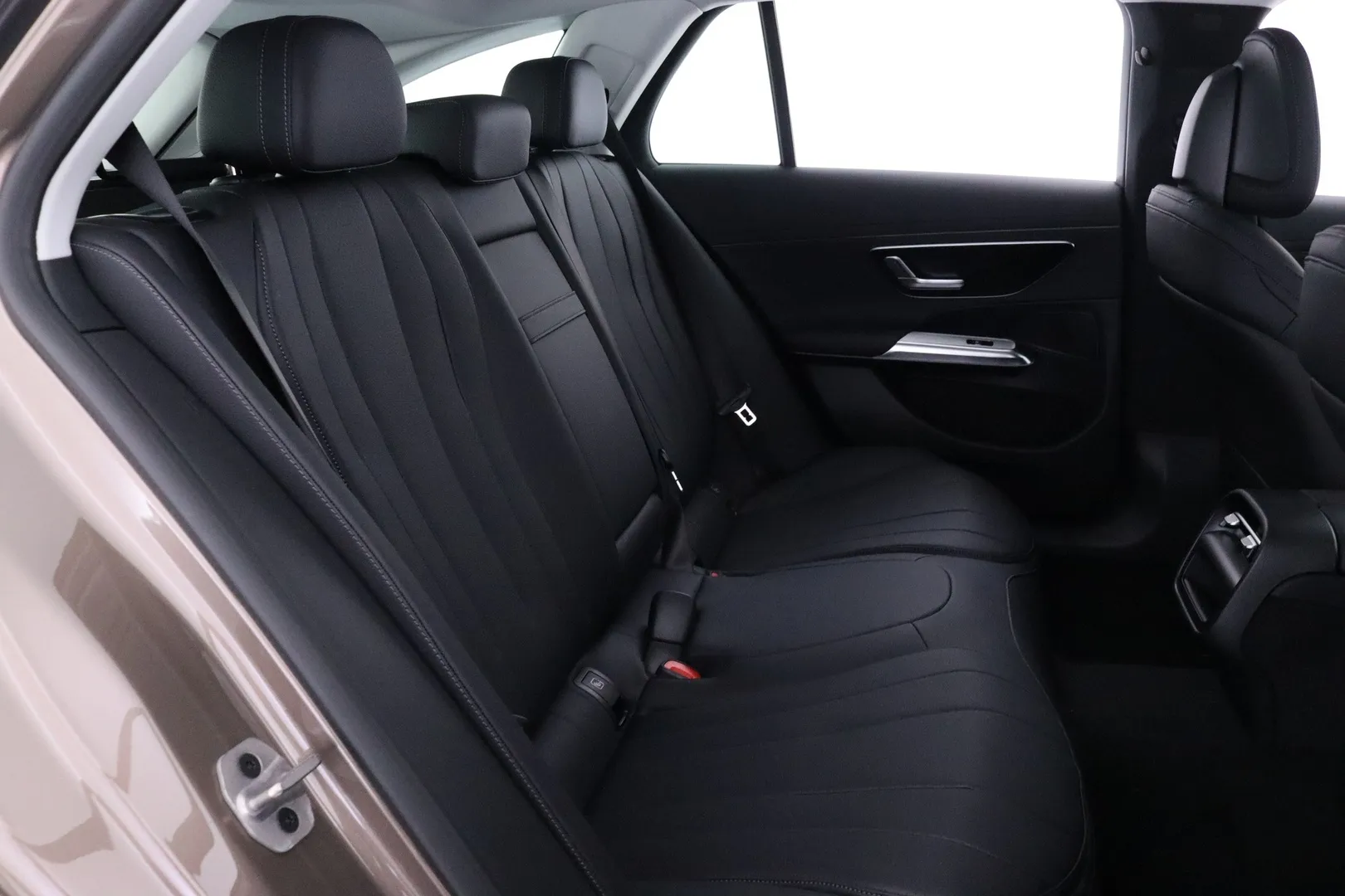 Mercedes-Benz E LTP-664 carousel image
