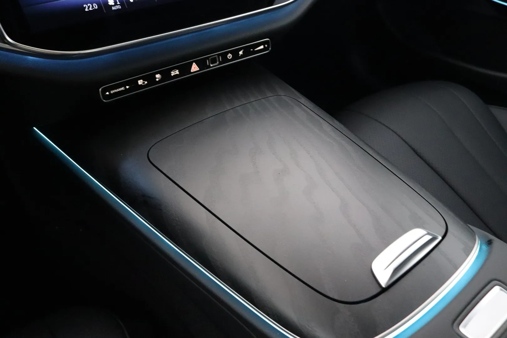 Mercedes-Benz E LTP-664 carousel image