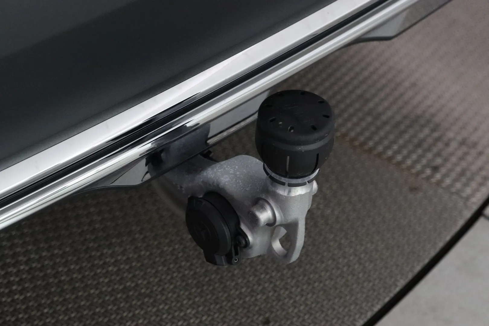 Mercedes-Benz E LTP-664 carousel image
