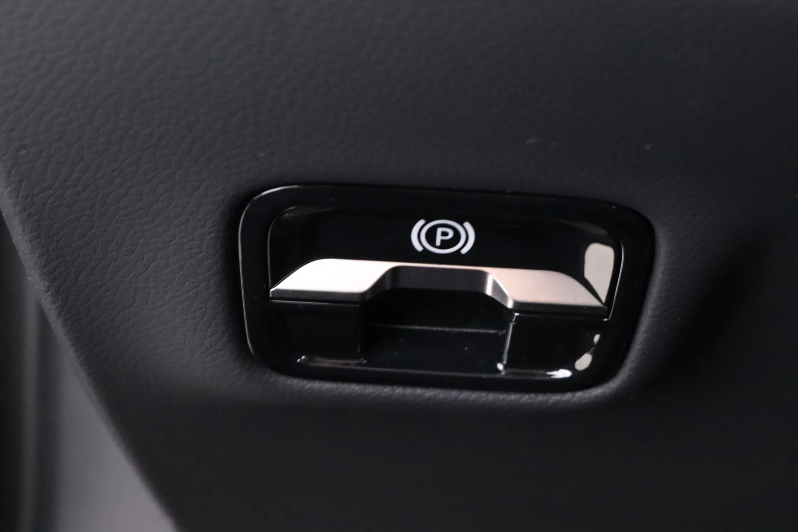 Mercedes-Benz E LTP-664 carousel image