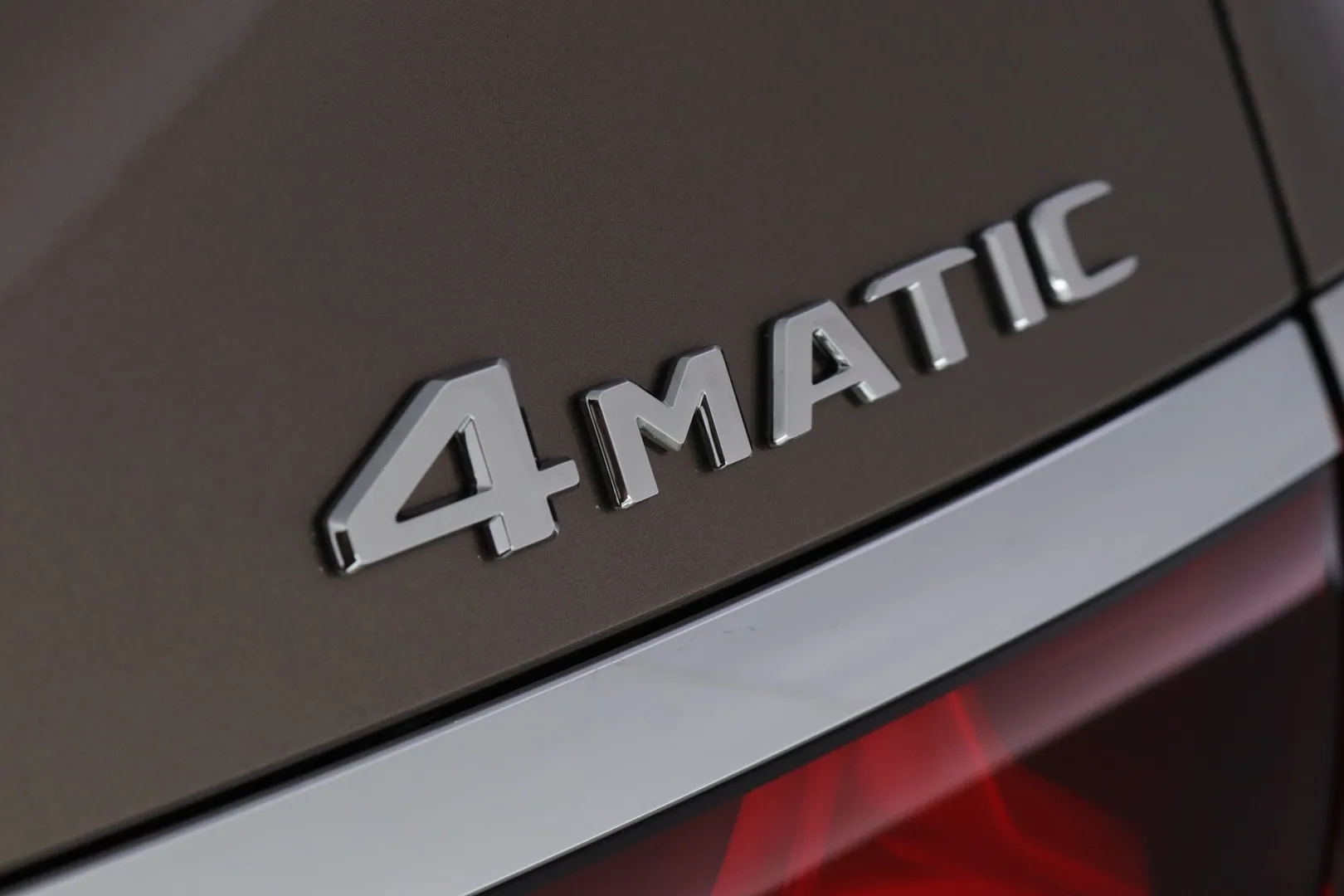 Mercedes-Benz E LTP-664 carousel image
