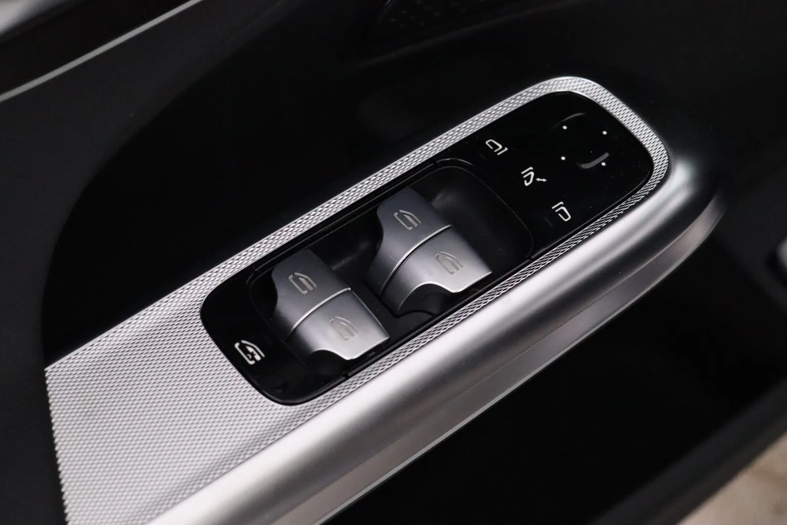 Mercedes-Benz E LTP-664 carousel image