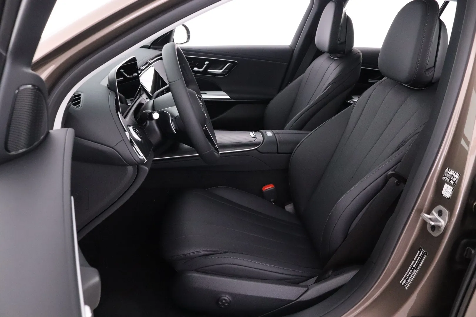 Mercedes-Benz E LTP-664 carousel image
