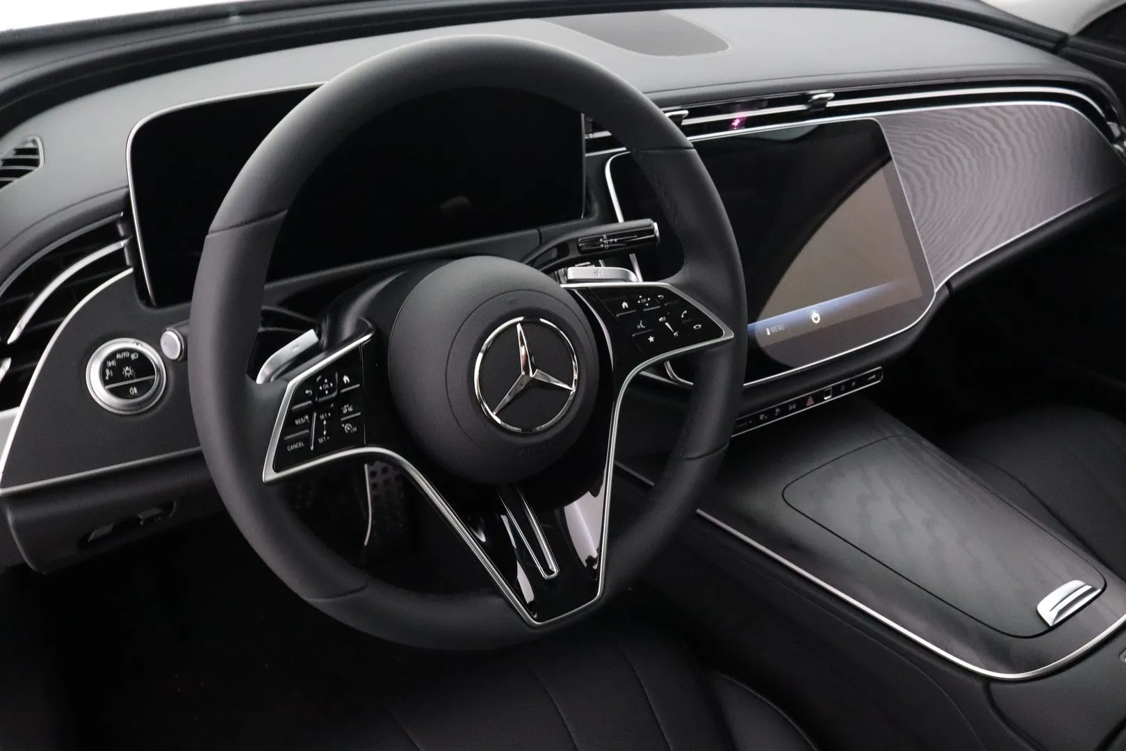 Mercedes-Benz E LTP-664 carousel image
