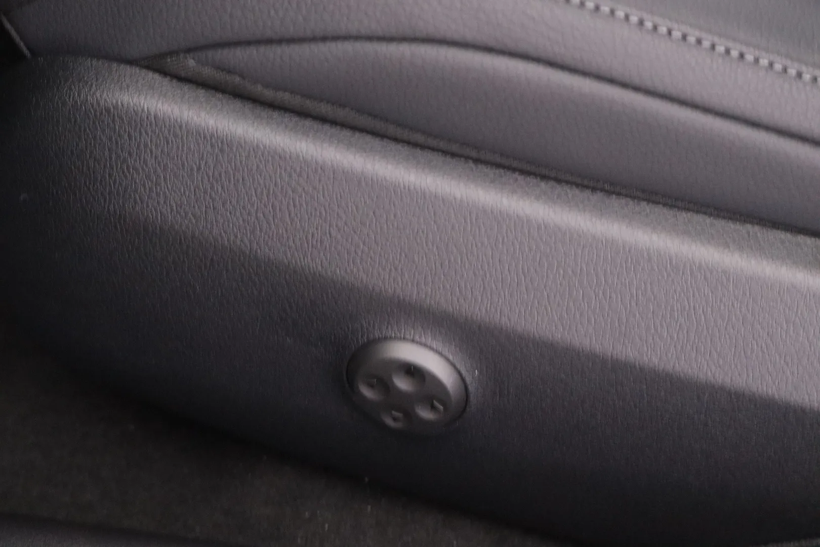 Mercedes-Benz E LTP-664 carousel image
