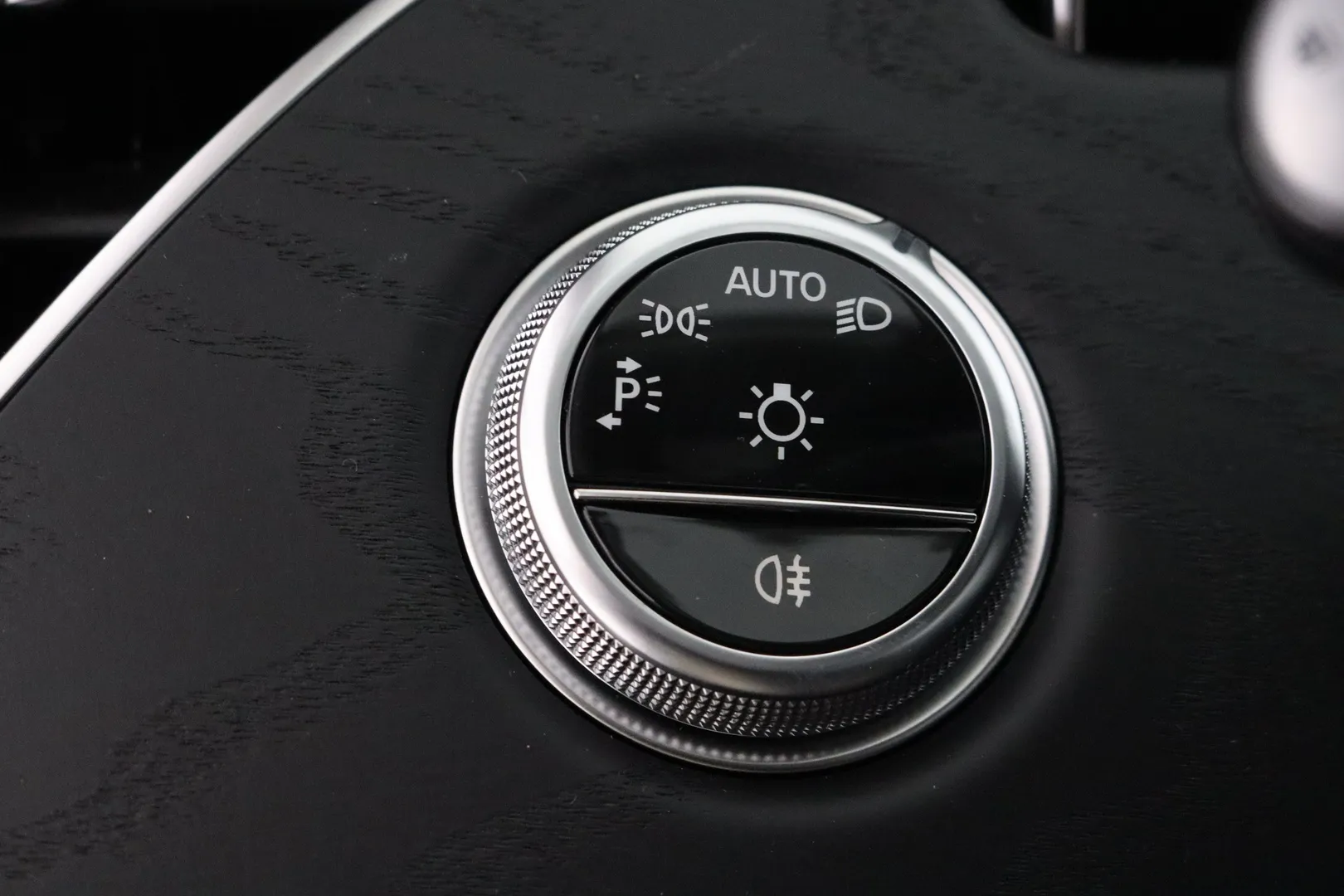 Mercedes-Benz E LTP-664 carousel image
