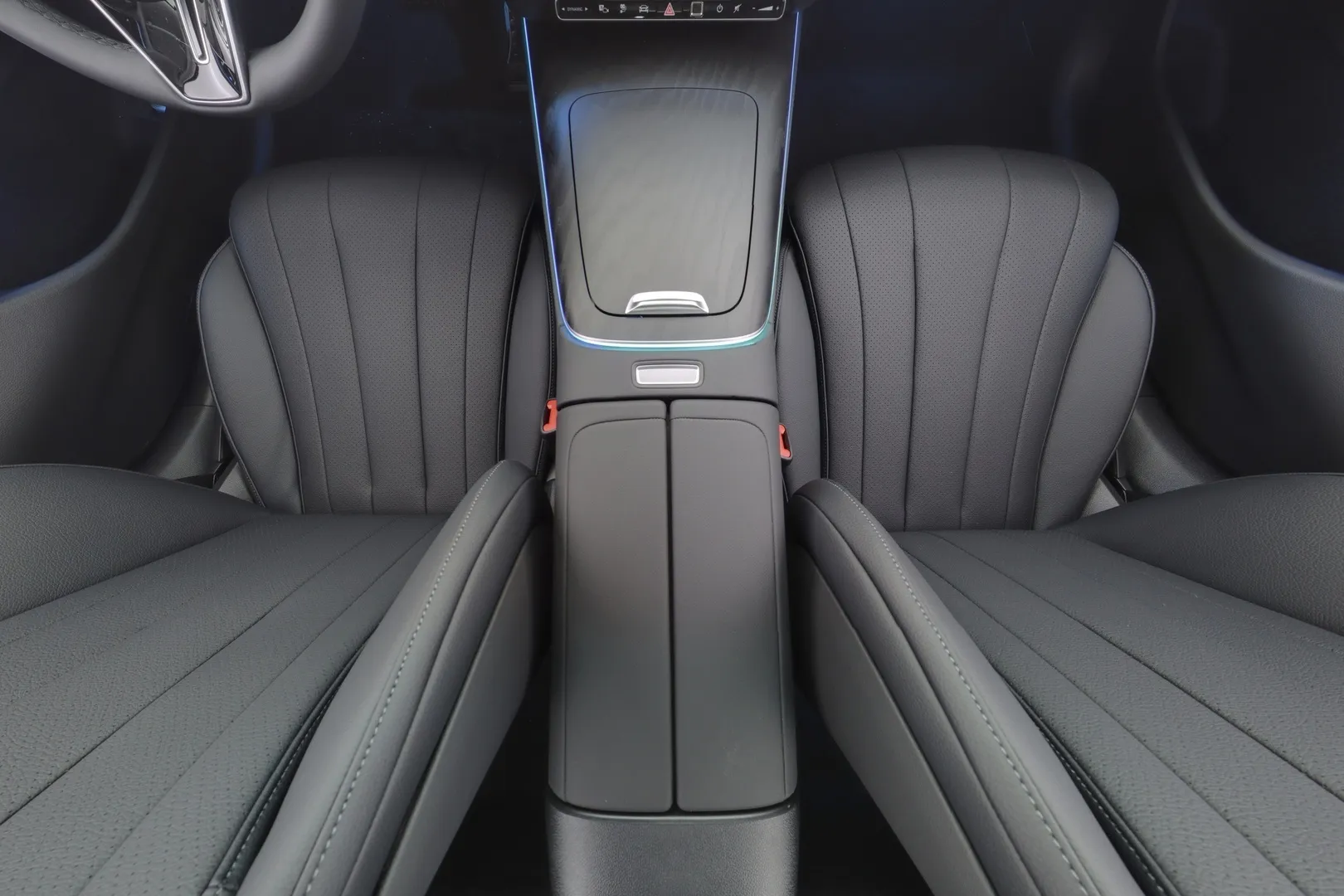 Mercedes-Benz E LTP-664 carousel image
