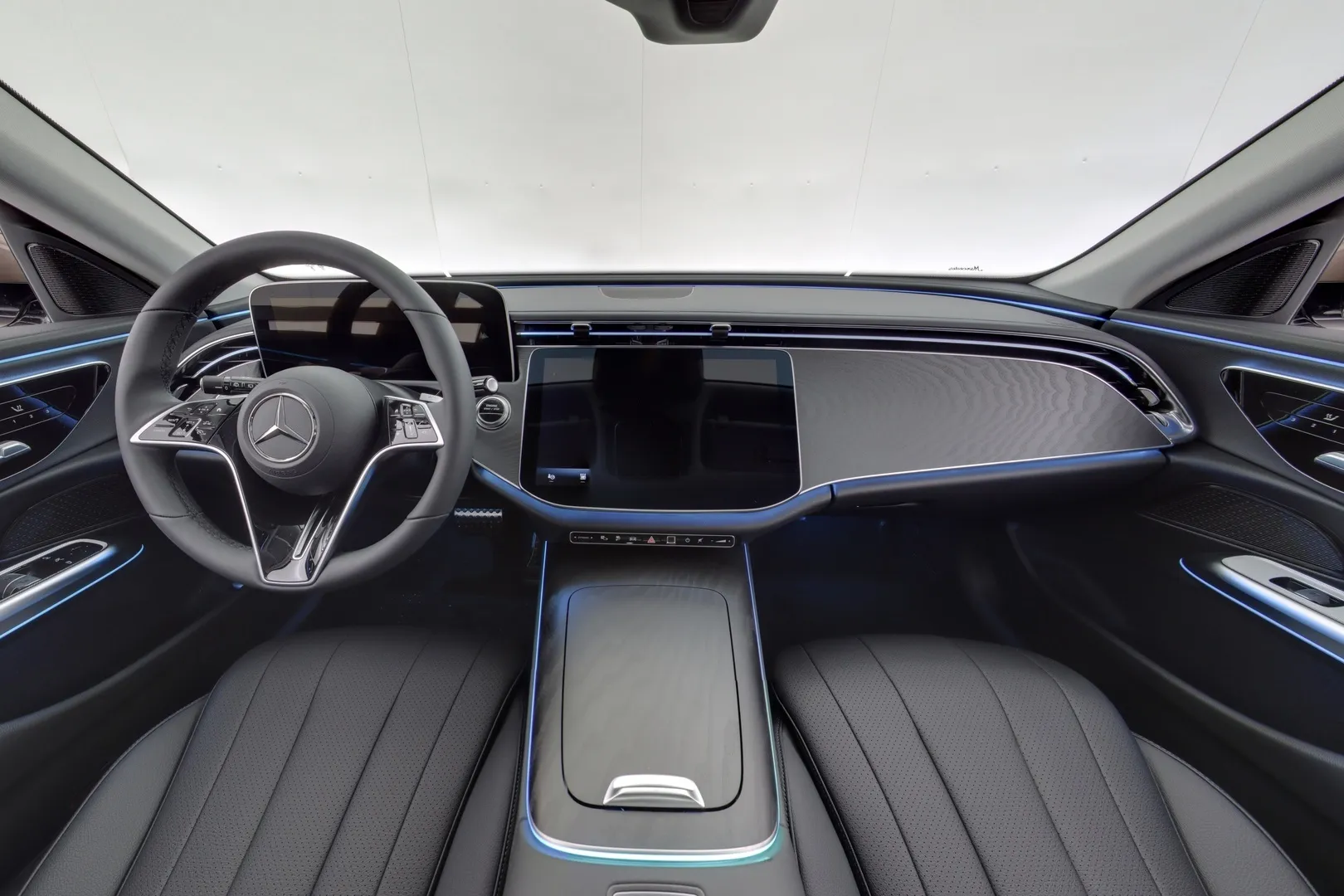 Mercedes-Benz E LTP-664 carousel image