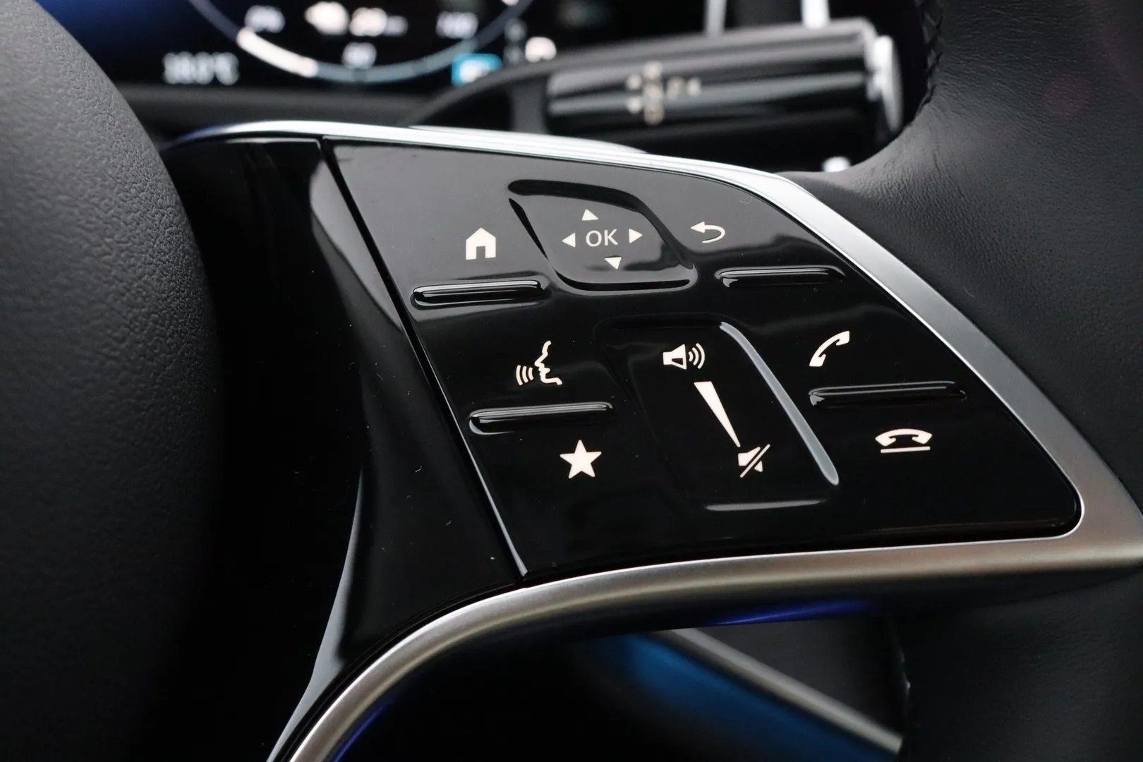 Mercedes-Benz E LTP-664 carousel image