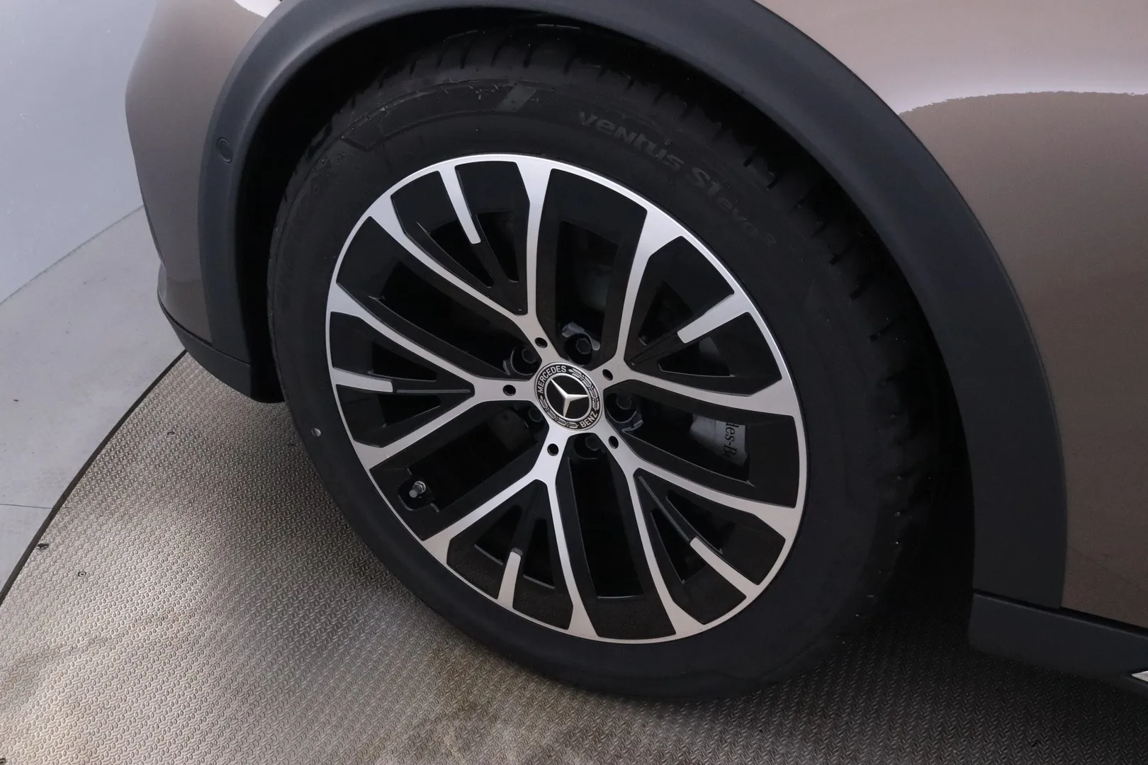 Mercedes-Benz E LTP-664 carousel image