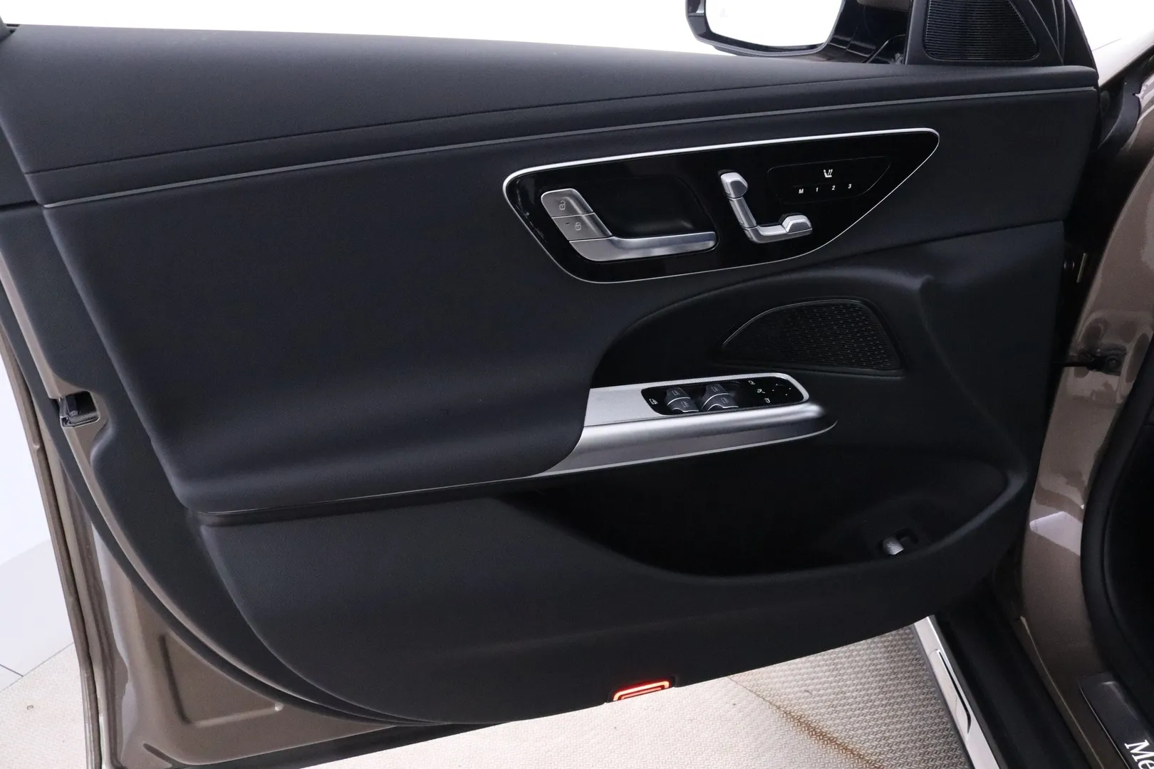 Mercedes-Benz E LTP-664 carousel image