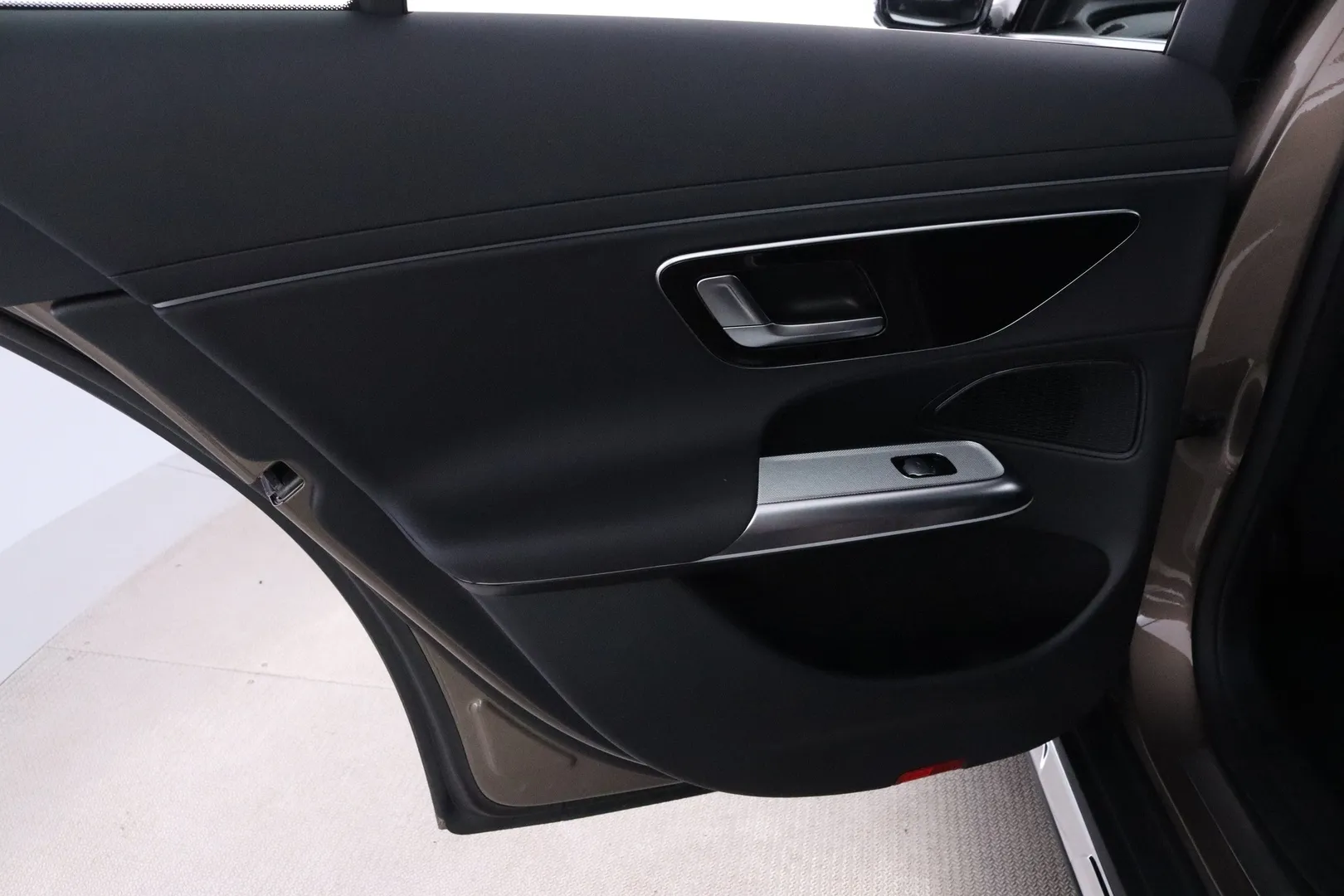 Mercedes-Benz E LTP-664 carousel image