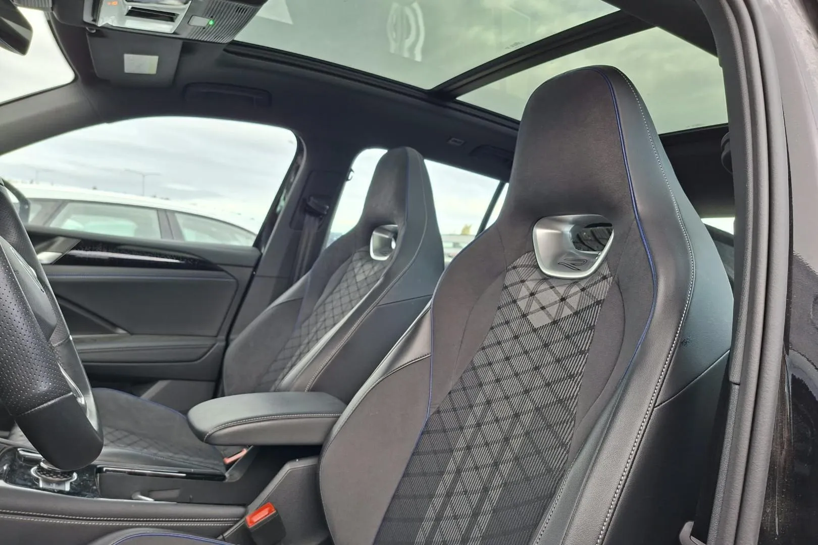 Volkswagen Tiguan FRY-954 carousel image