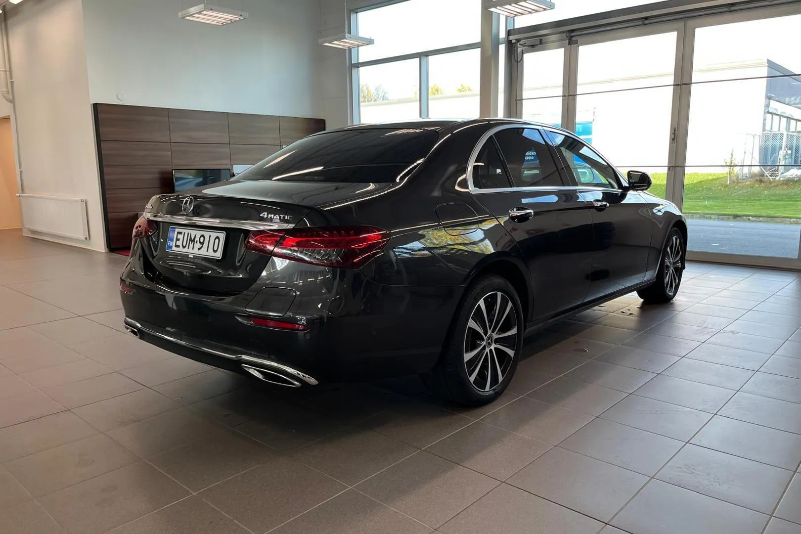 Mercedes-Benz E EUM-910 carousel image