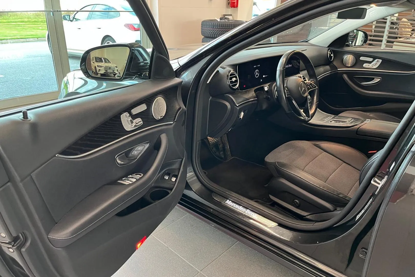 Mercedes-Benz E EUM-910 carousel image