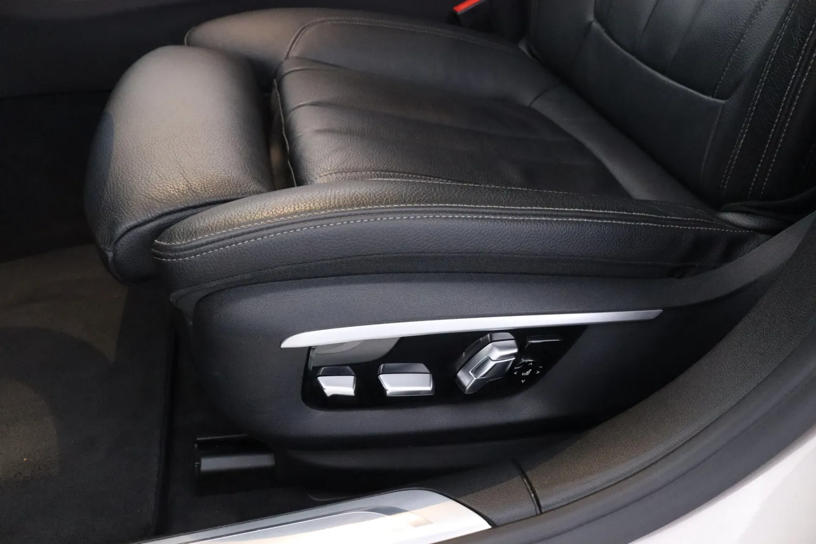 BMW 740 CKK-283 carousel image