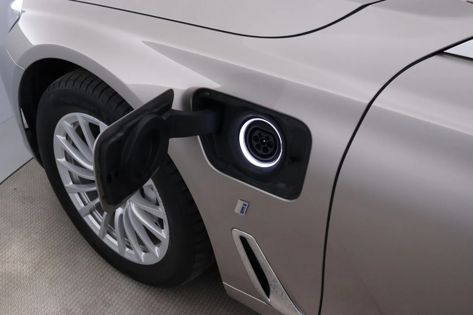 BMW 740 CKK-283 carousel image