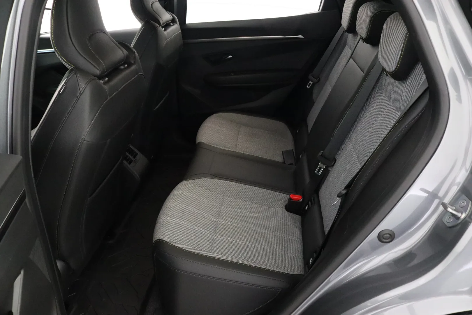 RENAULT Megane YLX-574 carousel image