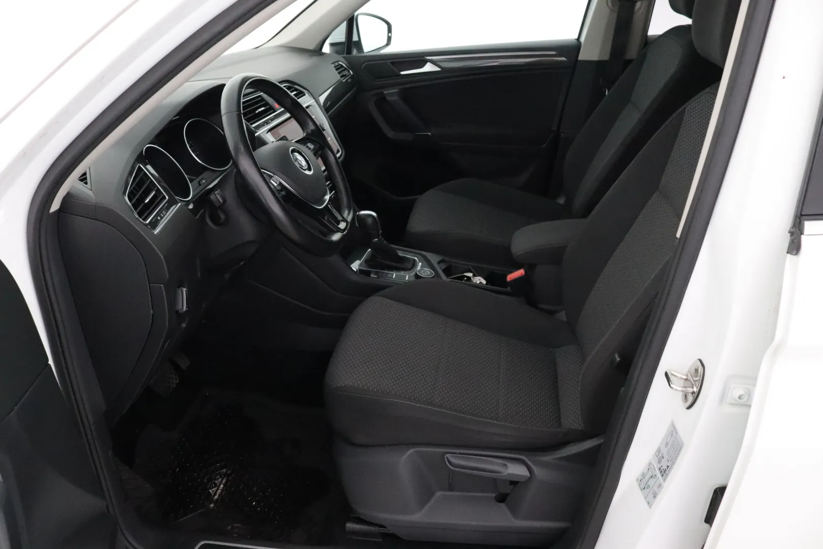 VOLKSWAGEN Tiguan Allspace YLC-835 carousel image
