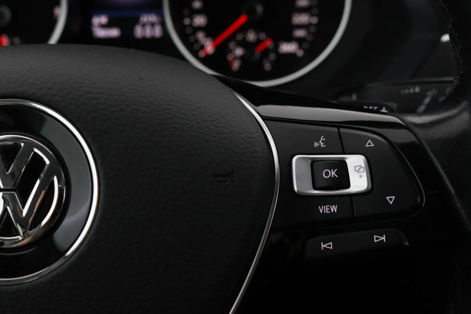 VOLKSWAGEN Tiguan Allspace YLC-835 carousel image