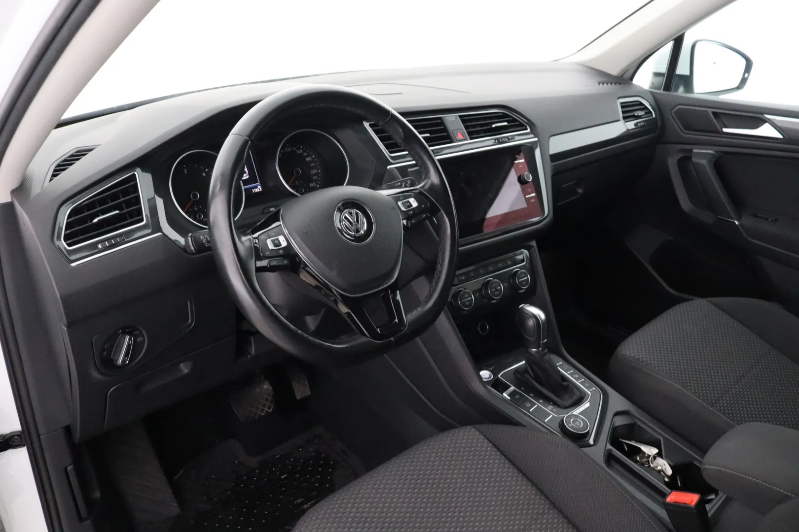 VOLKSWAGEN Tiguan Allspace YLC-835 carousel image