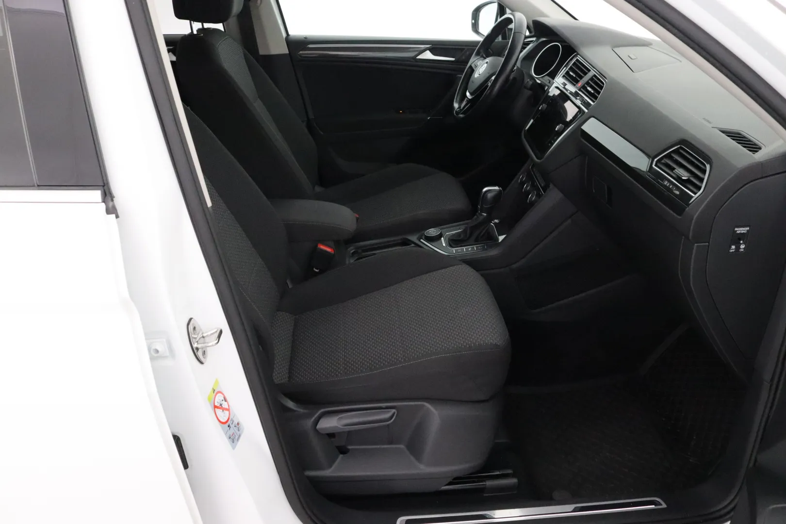 VOLKSWAGEN Tiguan Allspace YLC-835 carousel image