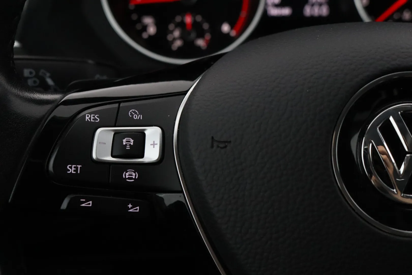 VOLKSWAGEN Tiguan Allspace YLC-835 carousel image