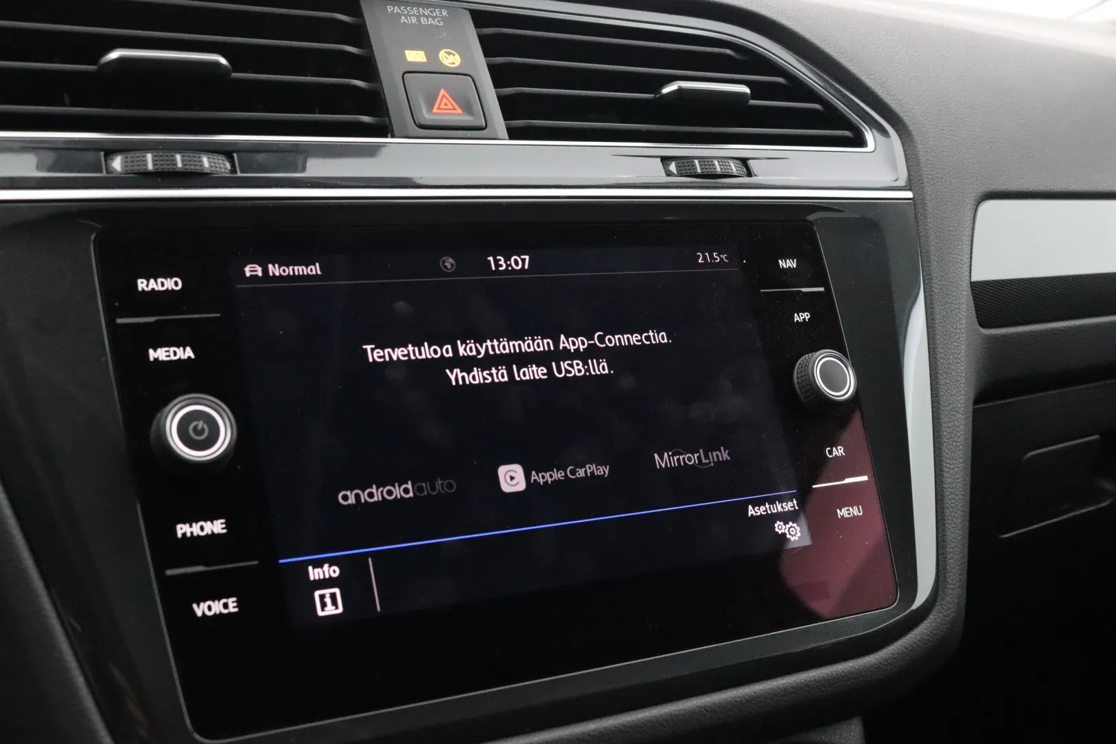 VOLKSWAGEN Tiguan Allspace YLC-835 carousel image