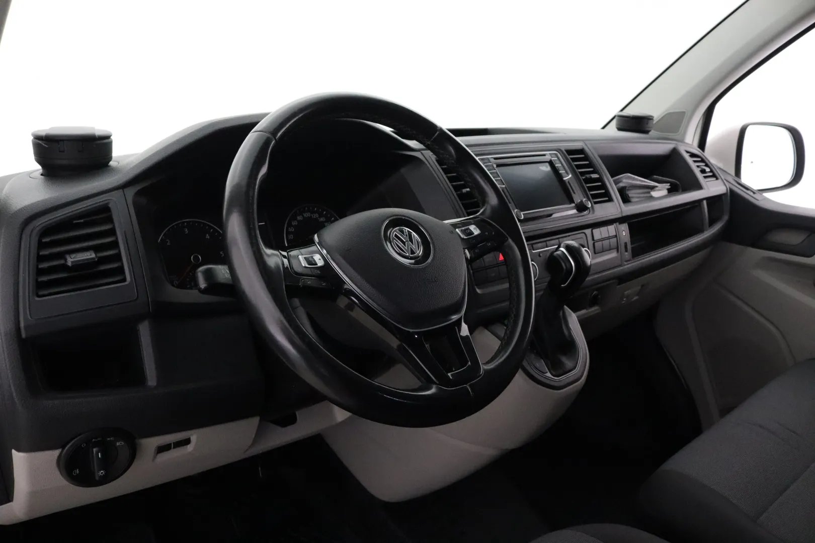 VOLKSWAGEN Transporter GNA-691 carousel image