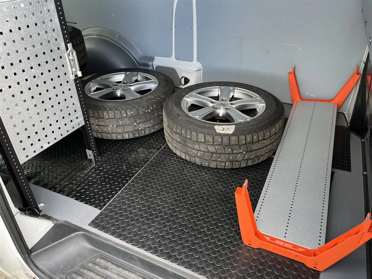 VOLKSWAGEN Transporter GNA-691 carousel image