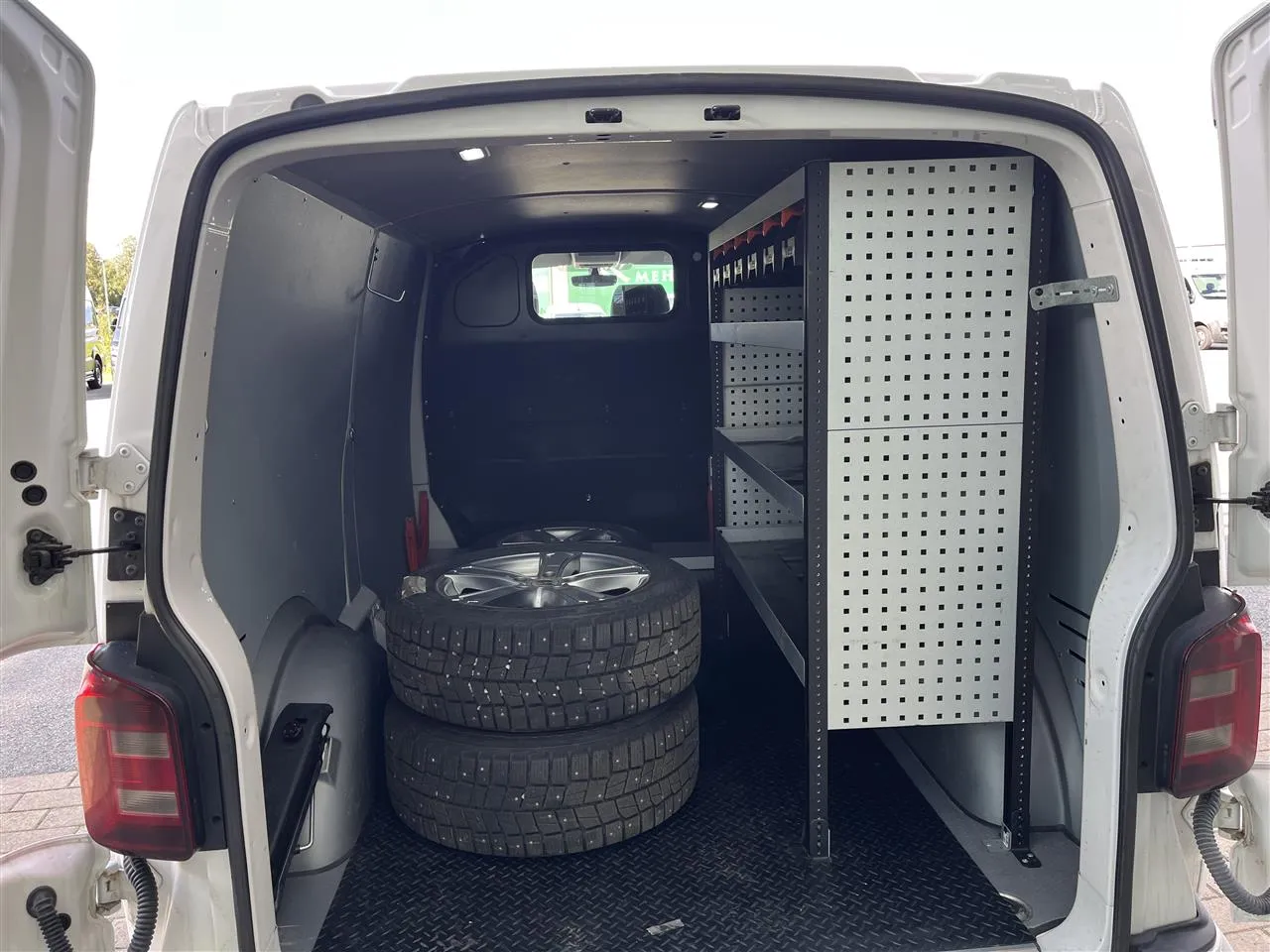 VOLKSWAGEN Transporter GNA-691 carousel image