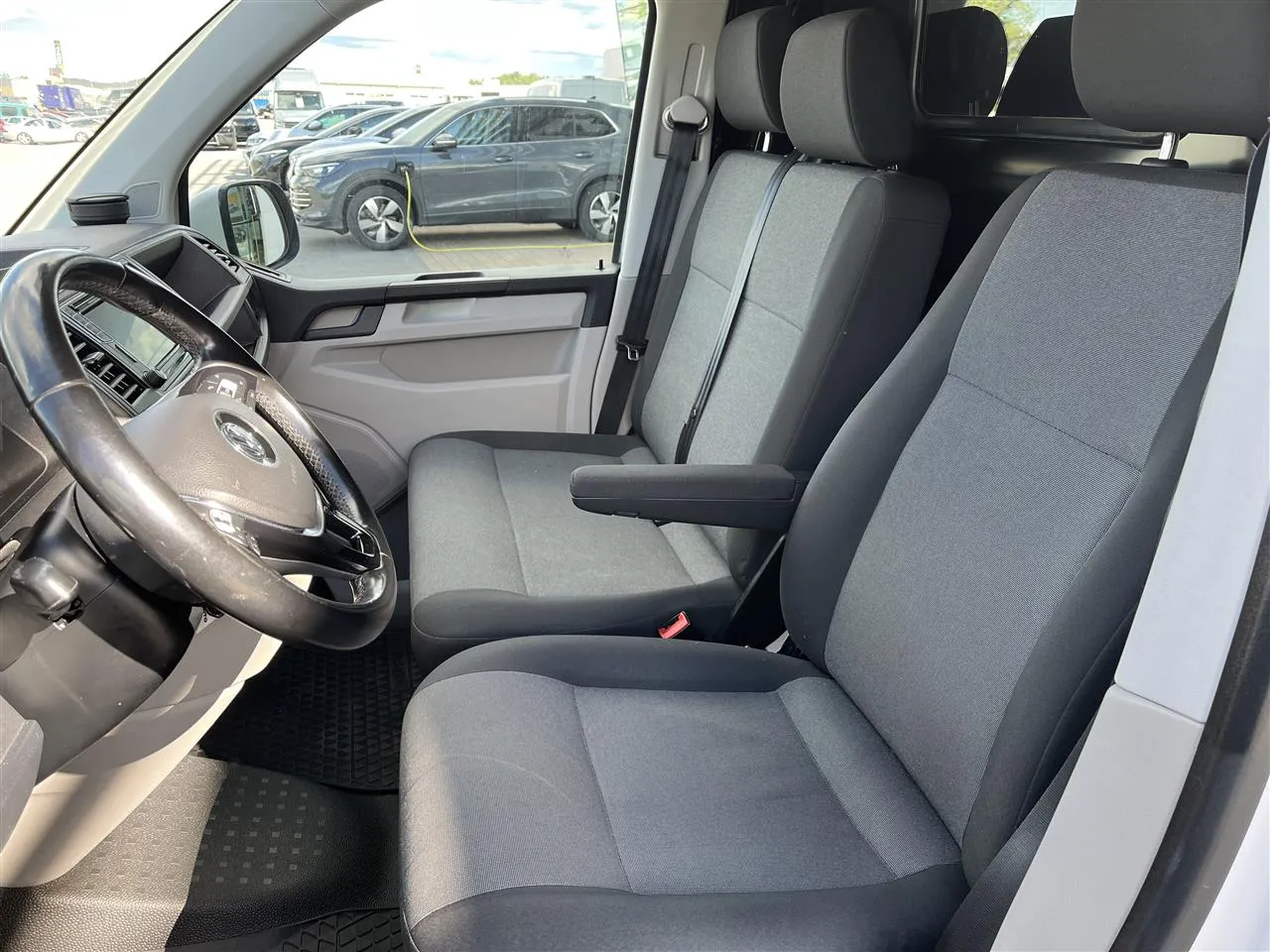 VOLKSWAGEN Transporter GNA-691 carousel image
