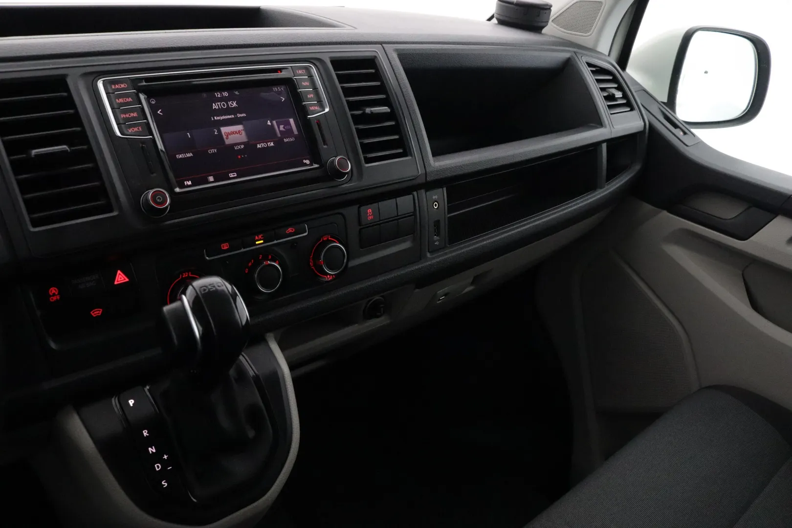 VOLKSWAGEN Transporter GNA-691 carousel image