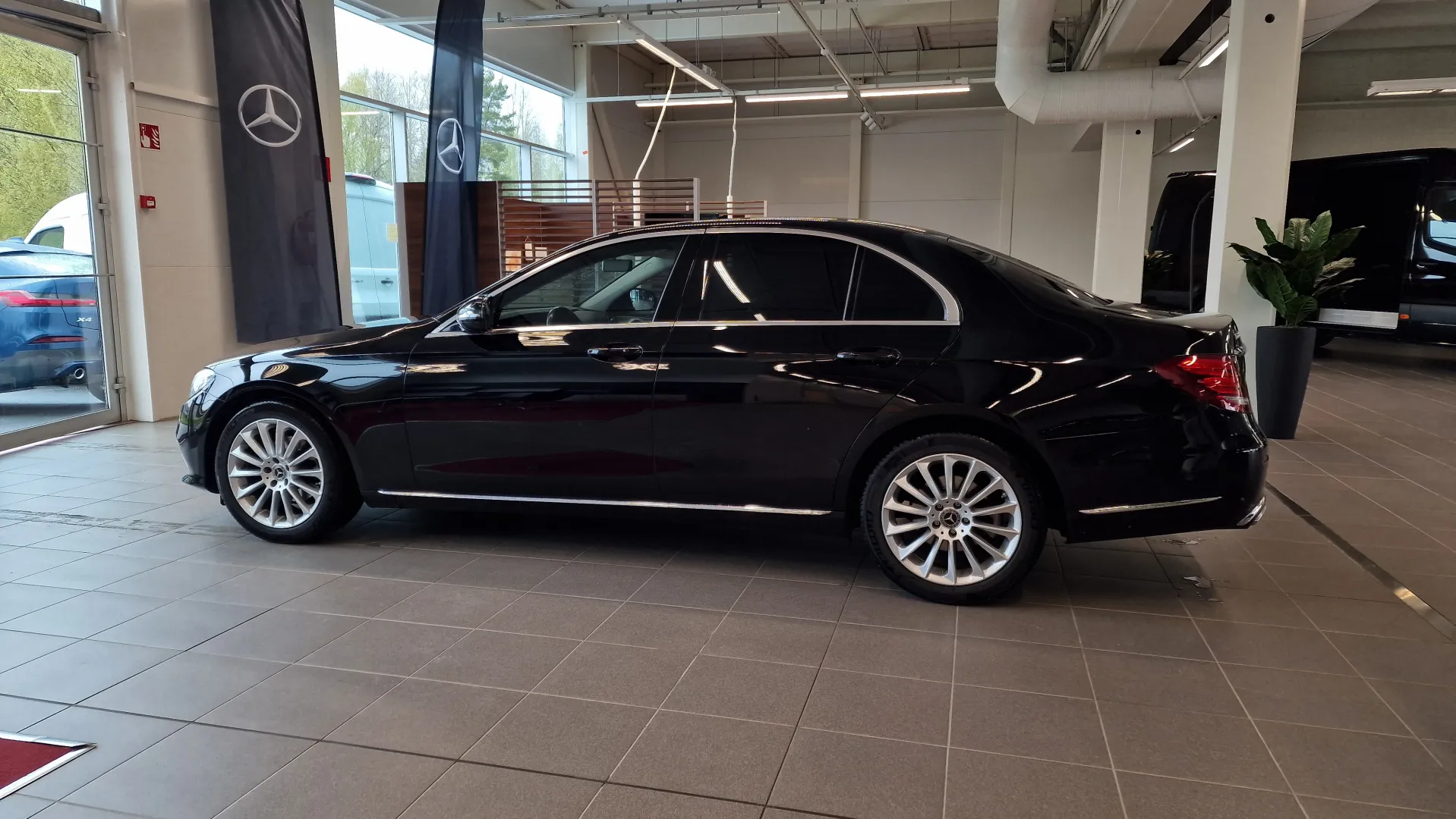 MERCEDES-BENZ E NLC-373 carousel image