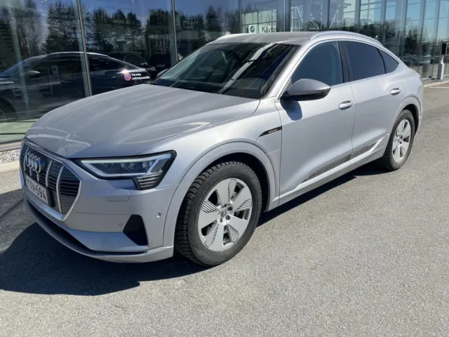 Audi e-tron YXN-594